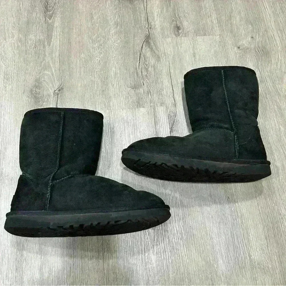 Ugg Classic Black Short Boot ll - Picture 2 of 9